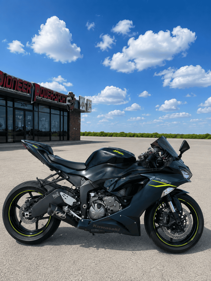 2023 Kawasaki Ninja ZX-6R - Image 3